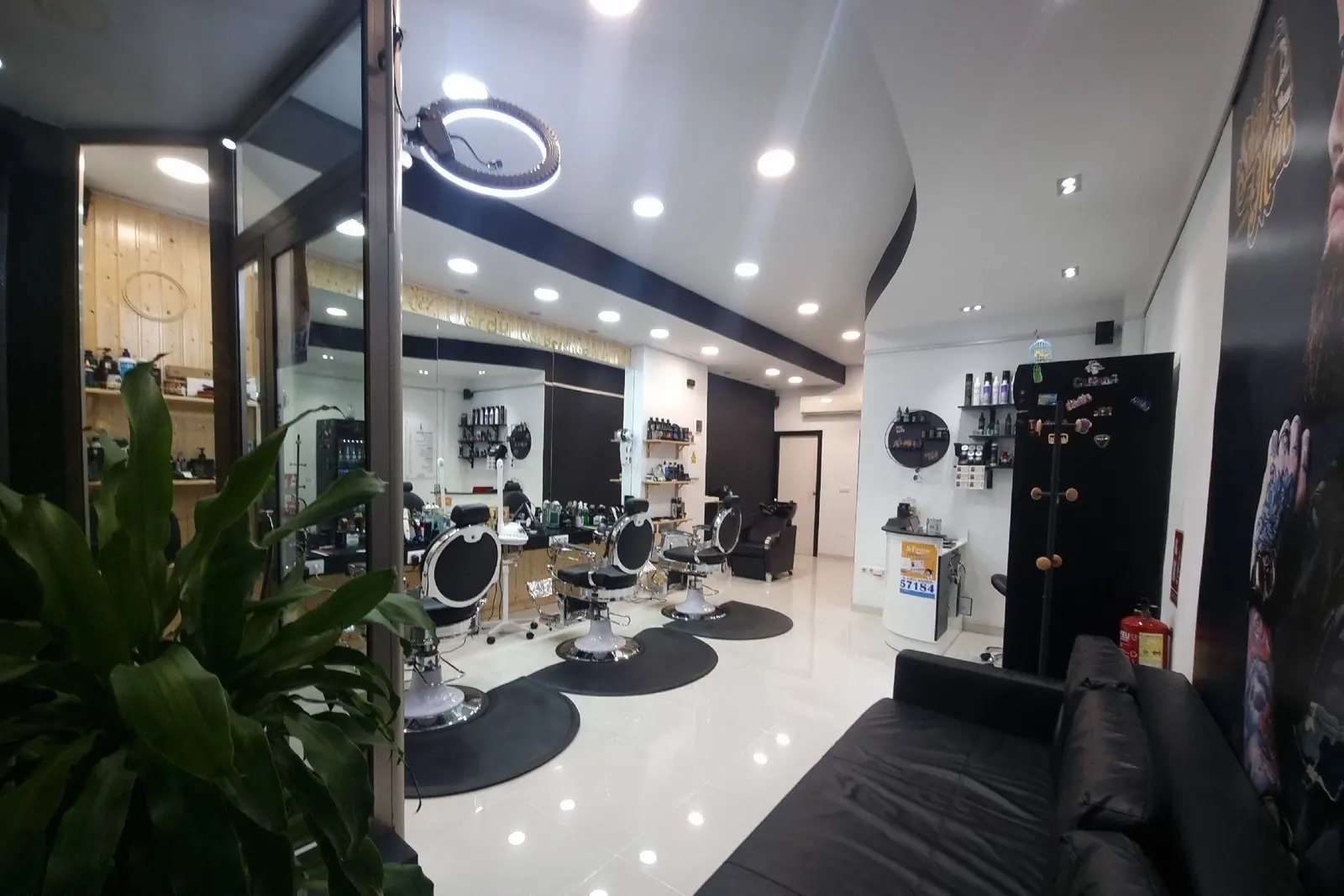 Interior del local de El Jordy Barbershop en Calle Puerta Nueva, Murcia