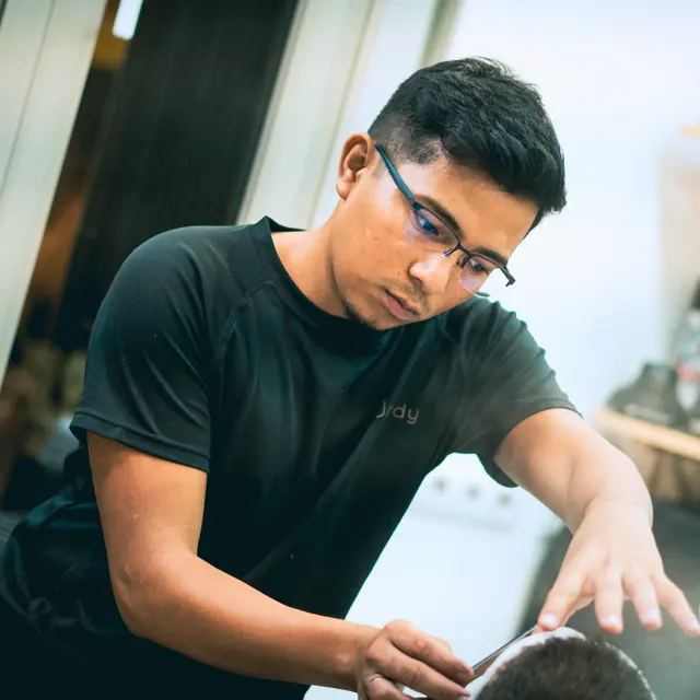 Jordy trabajando en El Jordy Barbershop
