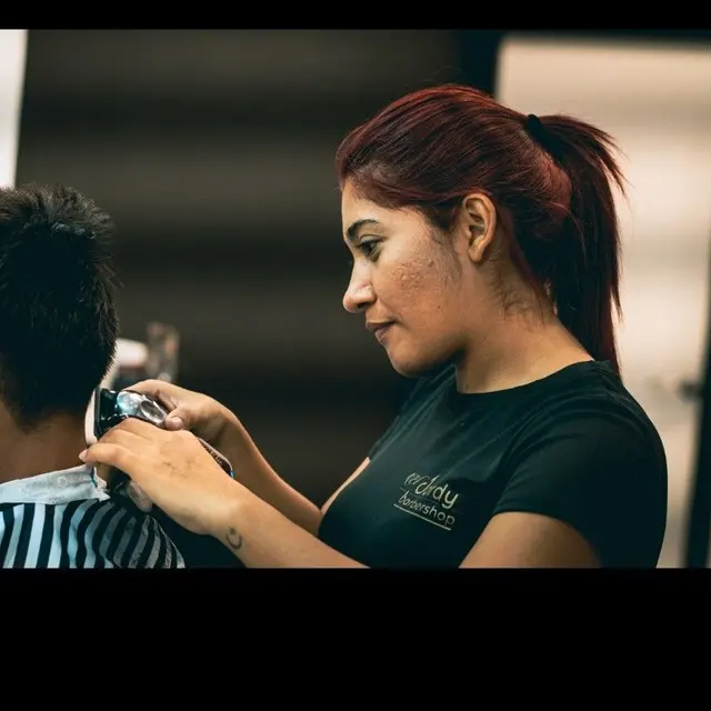 Katerin trabajando en El Jordy Barbershop
