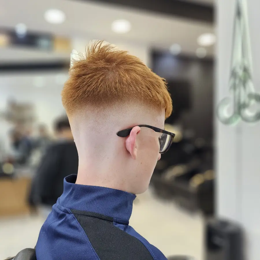 Corte fade con textura arriba, acabado en El Jordy Barbershop
