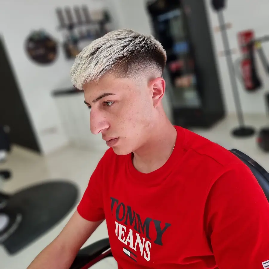 Coloración plata sobre corte corto en El Jordy Barbershop