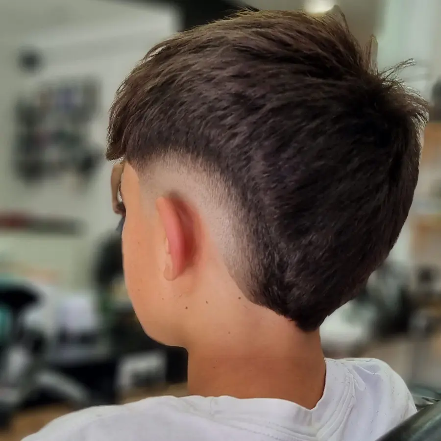 Corte de niño con degradado limpio en El Jordy Barbershop