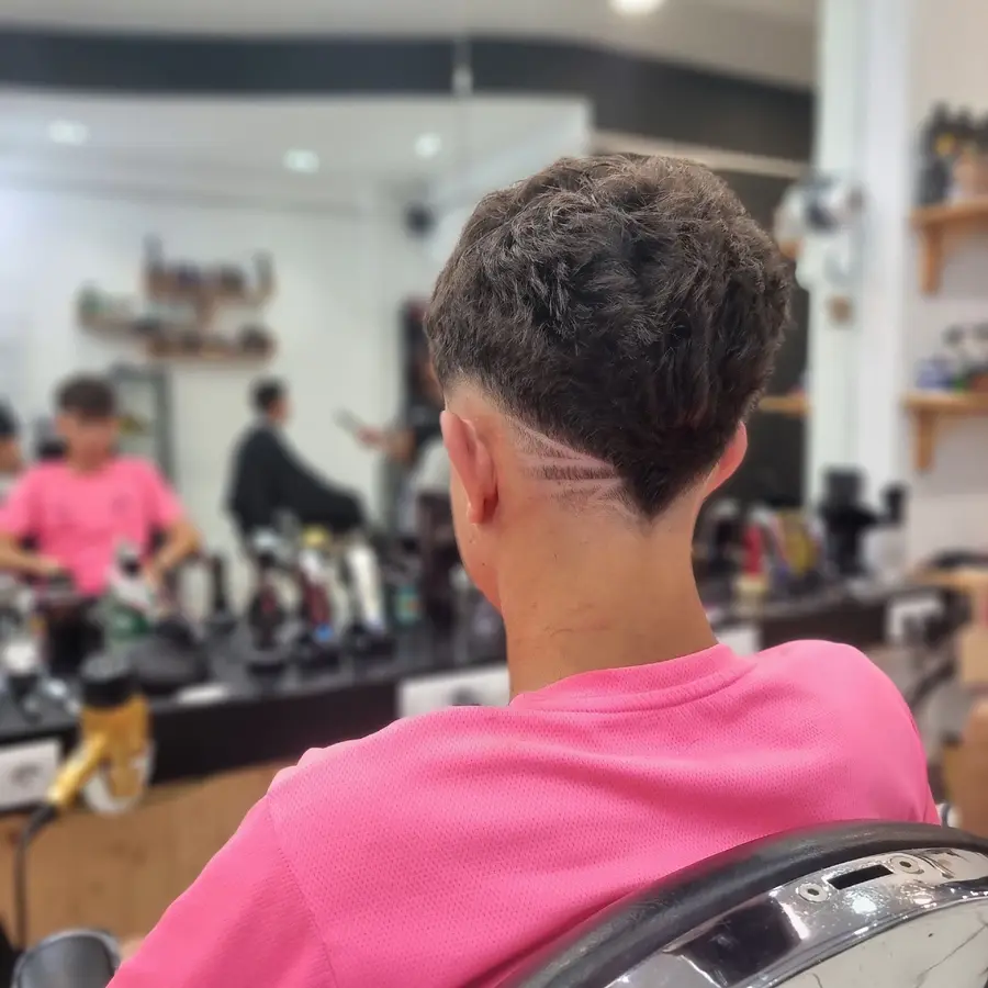 Detalle de diseño rapado en la nuca, trabajo de El Jordy Barbershop