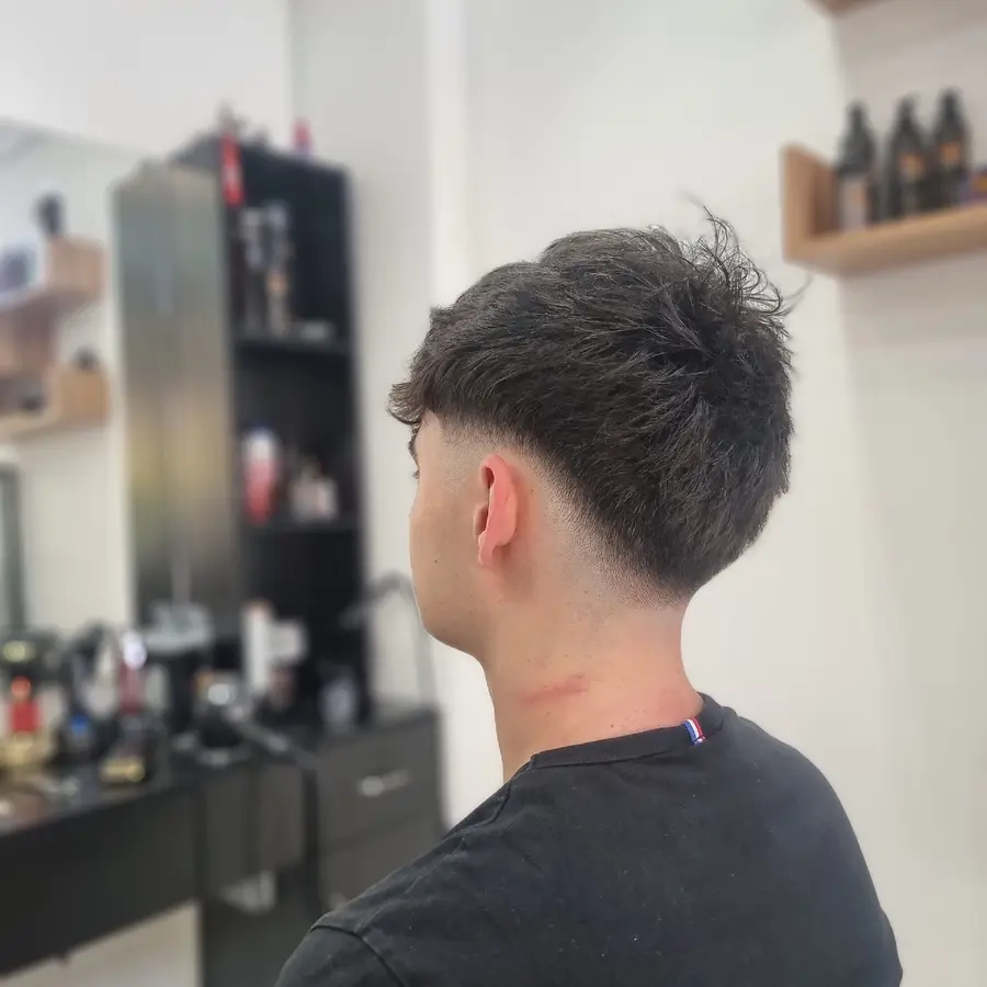 Corte con volumen y textura en la parte superior, El Jordy Barbershop